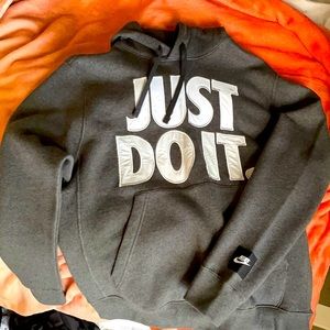 Brand new Nike sweatshirt. Really good condition, has never been worn.